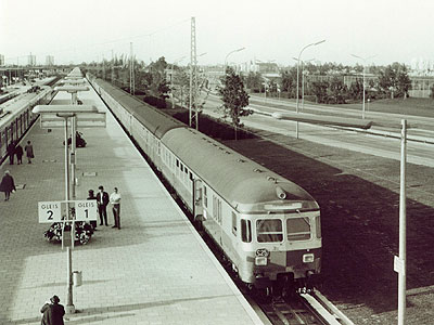 Bild: Ein "Elefant" wartet als S25 auf den nächsten Fahrgastansturm an Gleis 1 des Olympiabahnhofs, Foto: Sammlung Gerhard Hauptmann