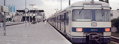 Bild: 420 531 hat als S11 Besucher und Helfer zum Olympiageläde gebracht. Jetzt gibt es eine kurze Verschnaufpause, dann geht es zurück entgegen den Uhrzeigersinn zum Ostbahnhof. © Paul Müller [hier klicken zur Vergrößerung]